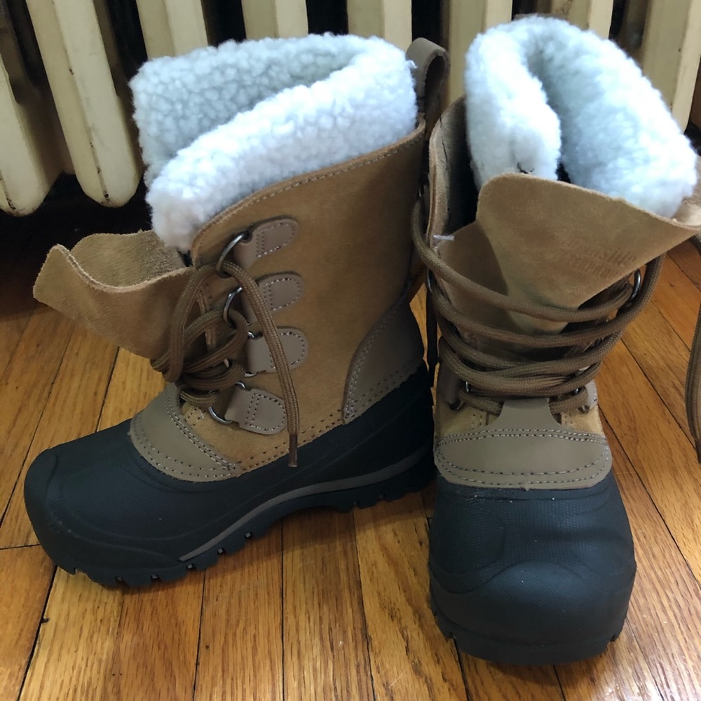 NWT size 11 waterproof boots